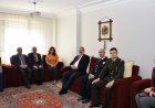 SALİHLİ KAYMAKAMI VE BERABERİNDEKİLER ŞEHİT UZMAN ÇAVUŞ TURAN KURT’UN EŞİ ŞERİFE KURT'U ZİYARET ETTİ